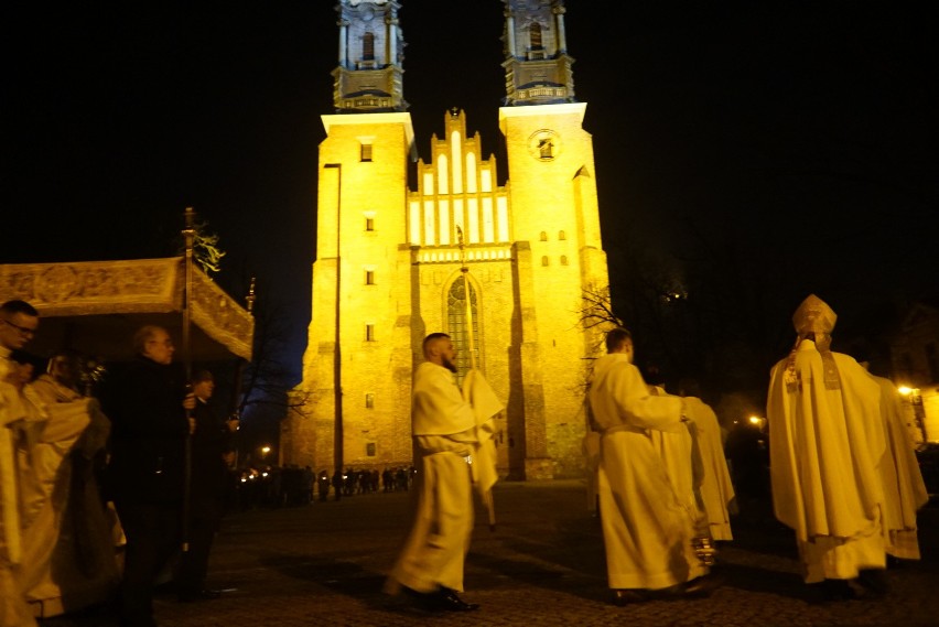 Liturgię Nocy Paschalnej w katedrze poznańskiej odprawił abp...