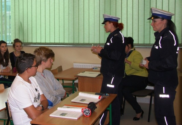 Uczniowie byli zaskoczeni wizytą policjantek