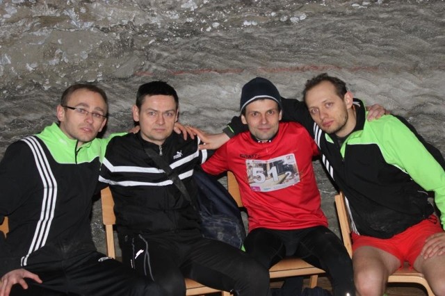 Biegacze z Gorzyc, Kolbuszowej oraz Komorowa uczestniczyli w biegu po byłej kopalni w Bochni. Od lewej: Łukasz Poborca, Bogdan Karkut, Robert Pasieczny i Marcin Grabiec.