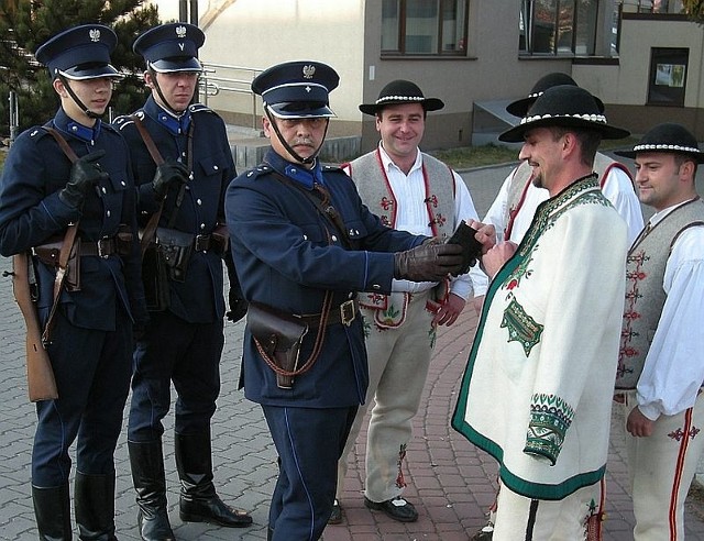 Na ulicach Nowego Targu patrol Policji Państwowej z Radomia sprawdził dokumenty członkom zespołu regionalnego Góralsko Muzyka.