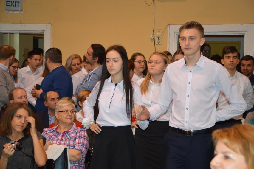 Ślubowanie uczniów klasy pierwszej Szkoły Podstawowej nr 2 w Łowiczu [ZDJĘCIA]