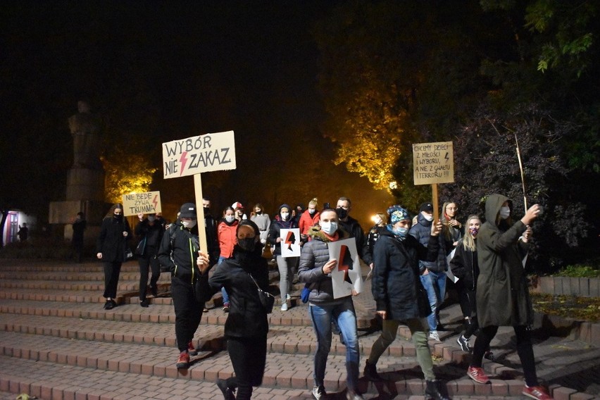 Piekło kobiet w Nowym Sączu. Sądeczanki się nie poddają. Zapowiadają dalsze protesty [ZDJĘCIA]