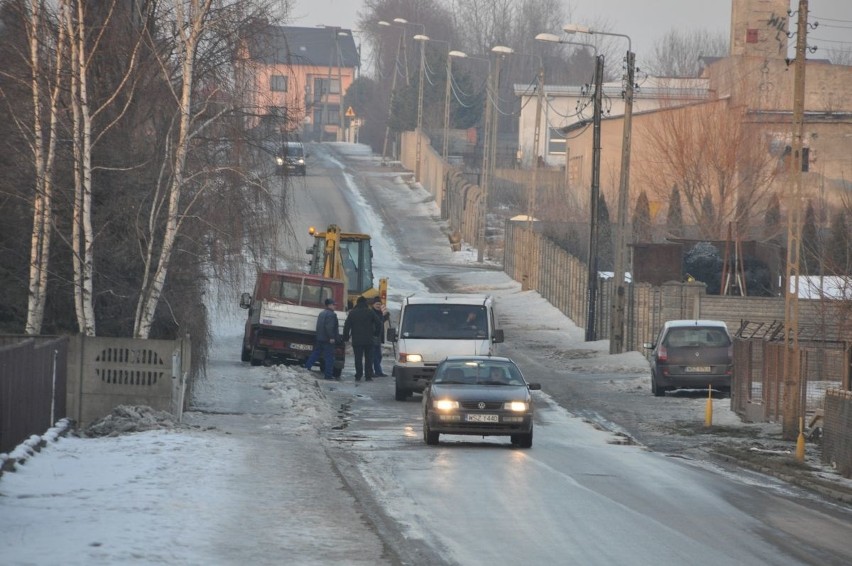 Szydłowiec. Hałdy lodu i śniegu zalegały na ulicy Browarskiej. Przyczyną awaria wodociągu