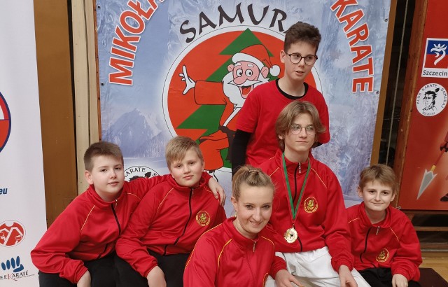 Zawodnicy Łódzkiego Klubu Karate Shotokan wraz z panią trener Anitą Bugajak