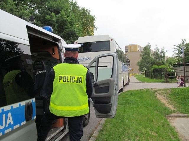 Policjanci przeprowadzają szczegółowe kontrole stanu technicznego autobusów.