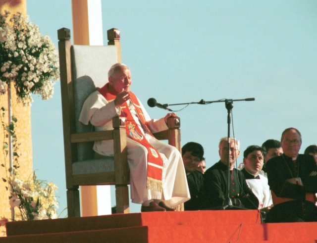 19 lat temu na spotkaniu z papieżem było 400 tys. osób. To było największe zgromadzenie w dziejach Gorzowa Wlkp. i diecezji zielonogórsko - gorzowskiej. Wierni pamiętają, że Ojciec Święty nie mógł się rozstać z pielgrzymami, był wzruszony ich entuzjazmem. Od tamtej pory wiele się zmieniło. Plac, na którym wierni spotkali się z Ojcem Świętym, zyskał miano placu Jana Pawła II. Stanął tam też Jego pomnik. W rocznicę śmierci papieża do tego miejsca co roku idzie z katedry biały marsz z udziałem kilkunastu tysięcy wiernych. Oto fragment homilii, którą 2 czerwca 1997 r. w Gorzowie wygłosił Jan Paweł I:Moi drodzy, kiedy tu patrzę na to wielkie zgromadzenie Ludu Bożego diecezji gorzowskiej, przypominają mi się czasy dawniejsze, ale nie tak znowu bardzo dawne. Przypomina mi się 1000-lecie Chrztu, któreśmy tutaj wspólnie obchodzili w roku 1966. I wtedy właśnie my wszyscy, biskupi polscy, nauczyliśmy się naszej ojczyzny, nauczyliśmy się po kolei wszystkich polskich diecezji. Wszędzie razem śpiewaliśmy Te Deum Laudamus - Ciebie Boże wysławiamy. Ja pragnę dzisiaj tutaj podziękować za ten szczególny dar, jakim było Milenium polskie dla mnie. W dniu 16 października 1978 roku, w święto św. Jadwigi Śląskiej, podczas konklawe, po wyborze, kardynał Prymas, kardynał Tysiąclecia powiedział do mnie: ,,Masz teraz wprowadzić Kościół w trzecie tysiąclecie’’. I dlatego, moi drodzy, przyjechałem do Polski. Przyjechałem do Wrocławia na Światowy Kongres Eucharystyczny. Przyjechałem do Gniezna... Dopiero tam się wybieram. Na milenium św. Wojciecha. Przyjechałem, ażeby tu na tych szlakach, na tych szlakach milenijnych, wyprosić sobie łaskę, łaskę tego zadania, które chyba Opatrzność Boża postawiła przede mną w słowach wielkiego Prymasa Tysiąclecia. Ale, moi drodzy, lat mi przybywa, więc macie błagać na klęczkach Pana Boga, ażebym temu zadaniu sprostał.Pomożemy!Ten okrzyk jest mi znany, ale może tym razem będzie lepiej.