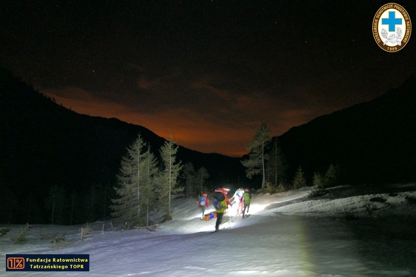 Tatry. Nocna akcja TOPR. Ratownicy zwozili rannego turystę [ZDJĘCIA]