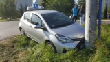 Wypadek podczas egzaminu na prawo jazdy w Tarnobrzegu. Kobieta kierująca "elką" została przewieziona do szpitala [ZDJĘCIA]