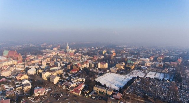 Dotychczasowe przepisy antysmogowe w Oświęcimiu mają zostać zaostrzone. Władze miasta chcą wprowadzić całkowity zakaz palenia węglem po 2032 roku