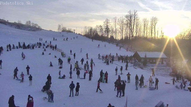 Na stoku narciarskim w Podstolicach otwarto już oba wyciągi (350 m i 220 m), a także tor saneczkowy. Działają tam także: wypożyczalnia sprzętu narciarskiego oraz sanek, karczma i szkółka narciarska
