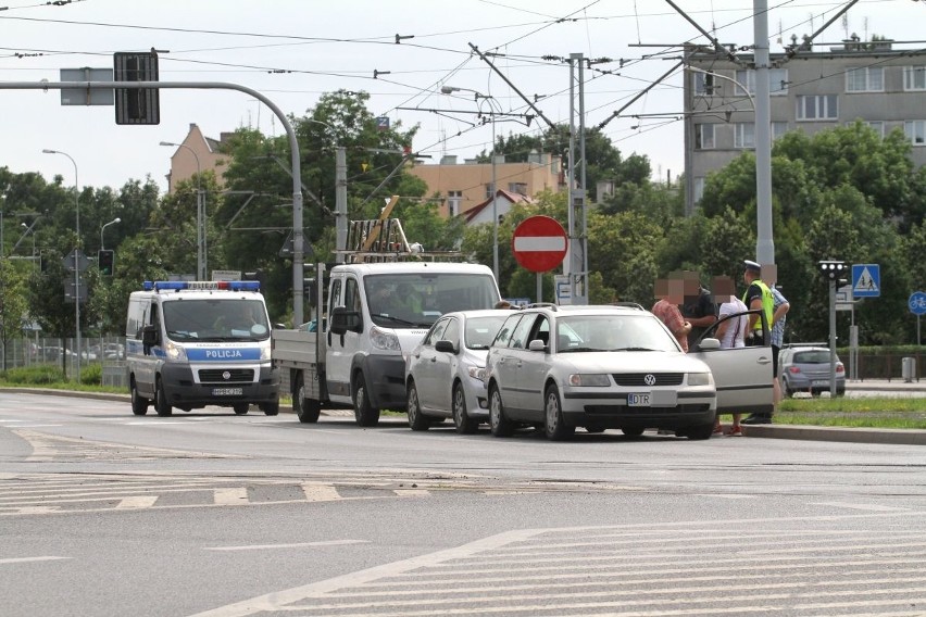 Wypadek na skrzyżowaniu Bałtyckiej i Żmigrodzkiej. Zderzyły się trzy auta