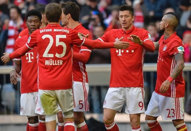 Robert Lewandowski (drugi z prawej) walczy o koronę króla strzelców Bundesligi