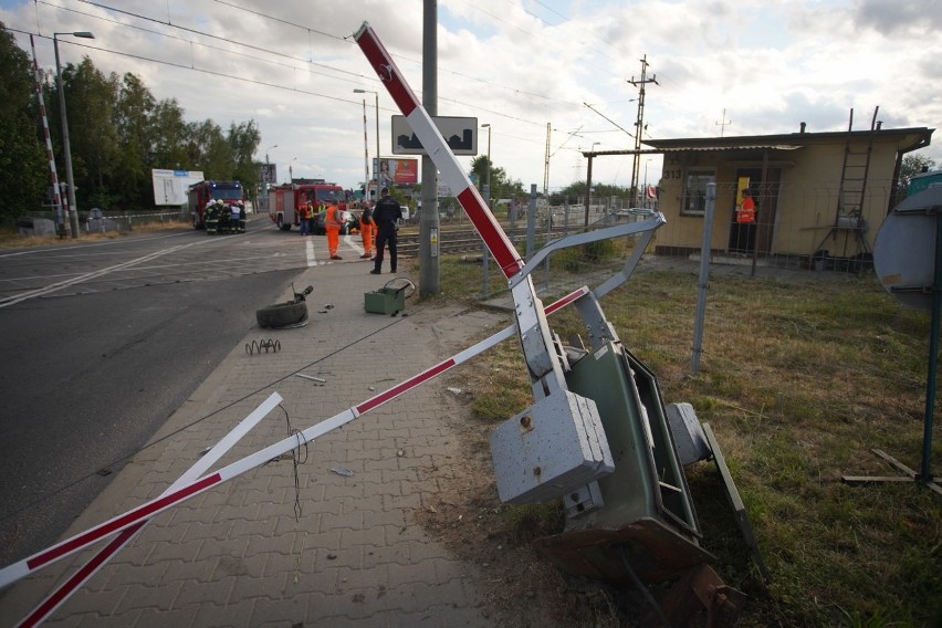 Grunwaldzka: Wypadek na przejeździe kolejowym w Poznaniu. Audi wjechało w pieszych. Dwie osoby ciężko ranne! [ZDJĘCIA]