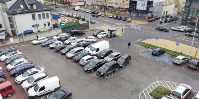 Od poniedziałku, czwartego mają wracają opłaty za parkowanie na parkingu przed Starostwem Powiatowym w Sandomierzu i pobliskimi sklepami.