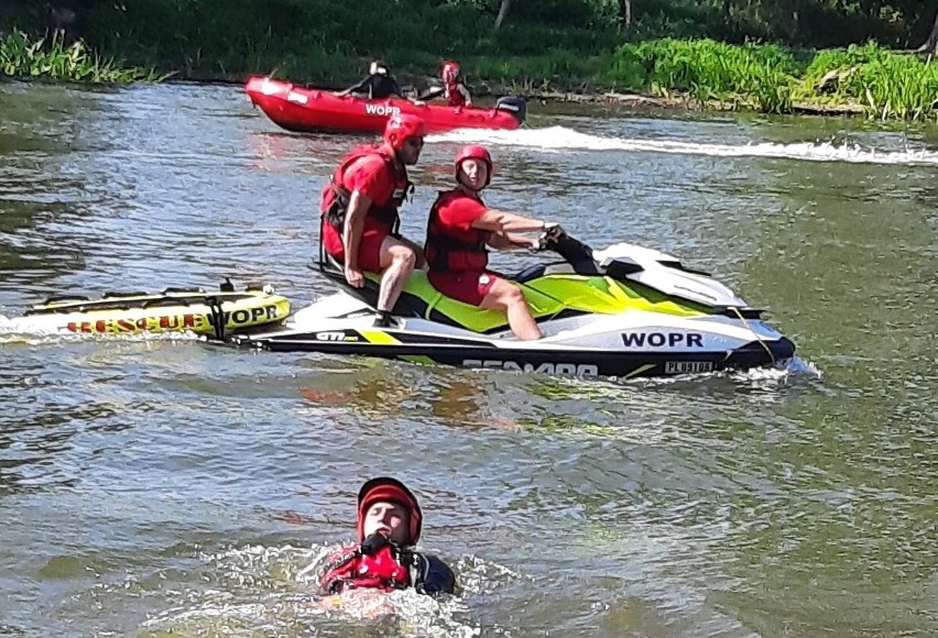 Akcja nad wodą w Białobrzegach. Widowiskowe pokazy ratowników i strażaków, wylynęły łodzie i motorówki