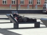 Bezdomny mężczyzna oddał mocz na chodnik na oczach dzieci, w centrum Wrocławia. Co na to służby?