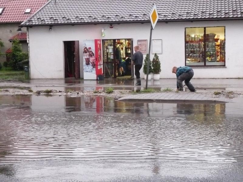 W Czernicy pod wiaduktem zalany jest fragment drogi...