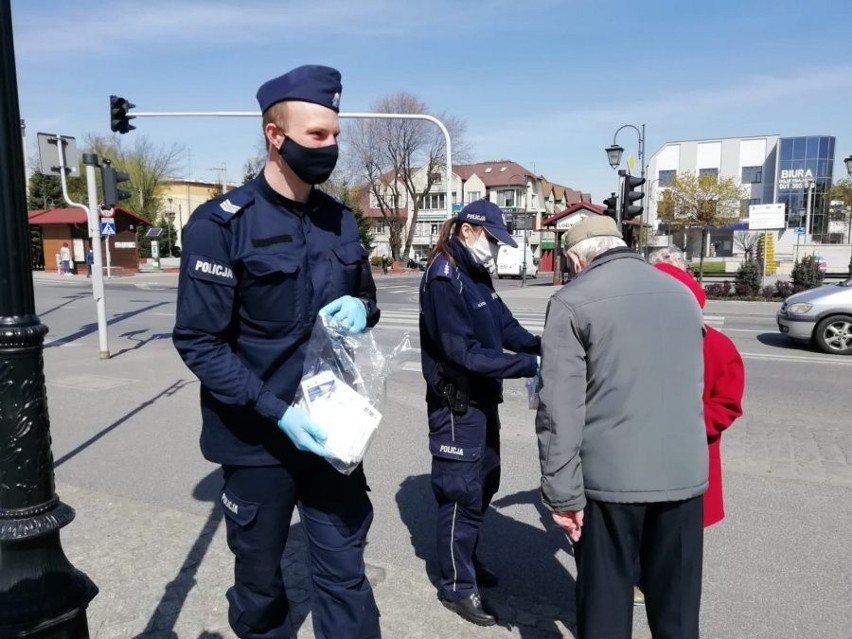 Policjanci rozdają maseczki. Ale będą i mandaty...