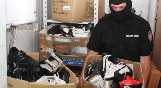 132 pary butów z sandomierskiego targowiska trafiły do magazynu Izby Celnej.