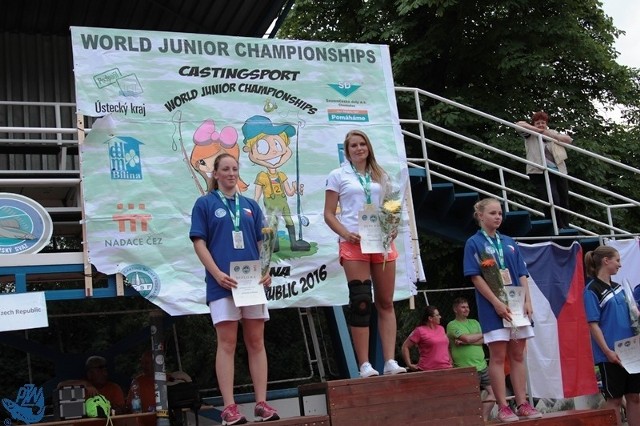 Magda Żukowska (w środku) dwukrotnie stanęła na najwyższym stopniu podium MŚ juniorów w wędkarstwie rzutowym