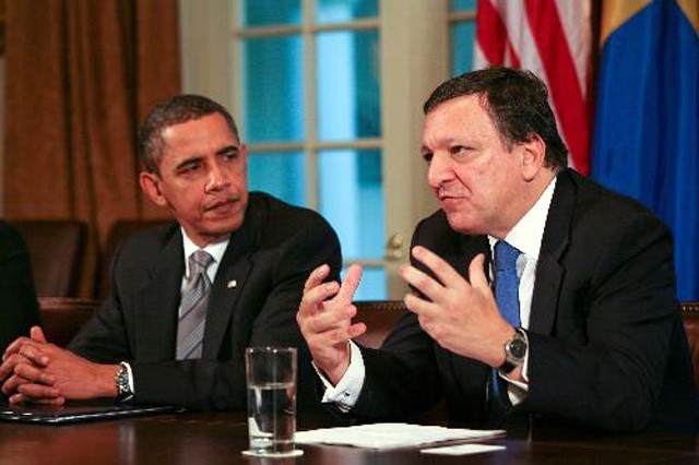 José Manuel Barroso (z prawej), Przewodniczący Komisji...