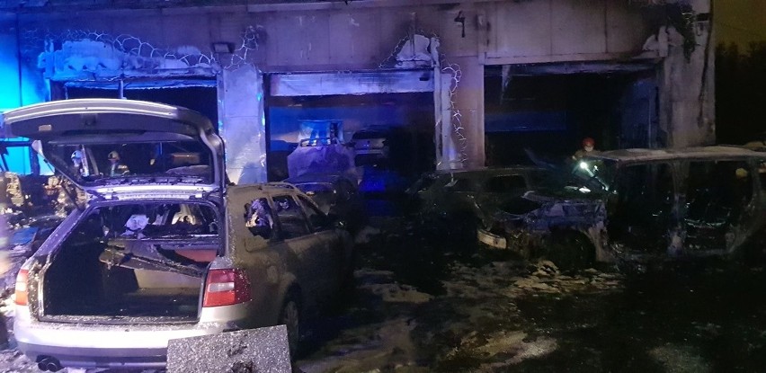 Wielki pożar warsztatu samochodowego w okolicach Lublina. Straty oszacowano na ćwierć miliona złotych. Zobacz