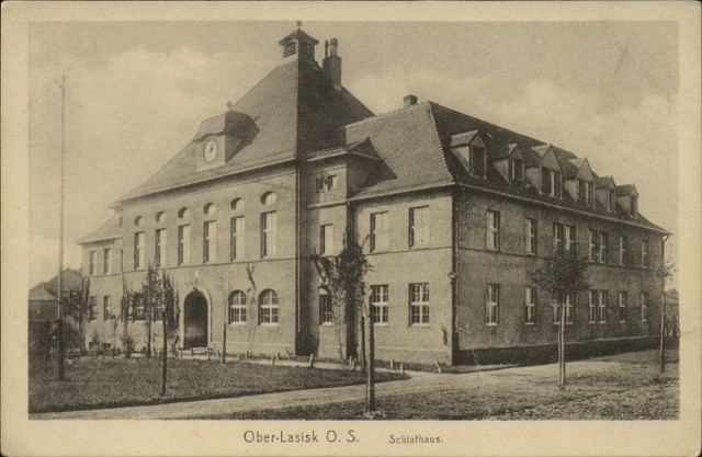 Budynek obecnej Powiatowej i Miejskiej Biblioteki Publicznej (dawniej Dom Noclegowy). Zdjęcie sprzed około stu laty