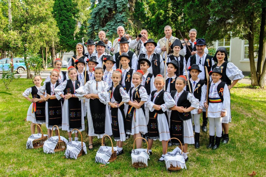 Zespół folklorystyczny z Rumunii - „Tarina” to...