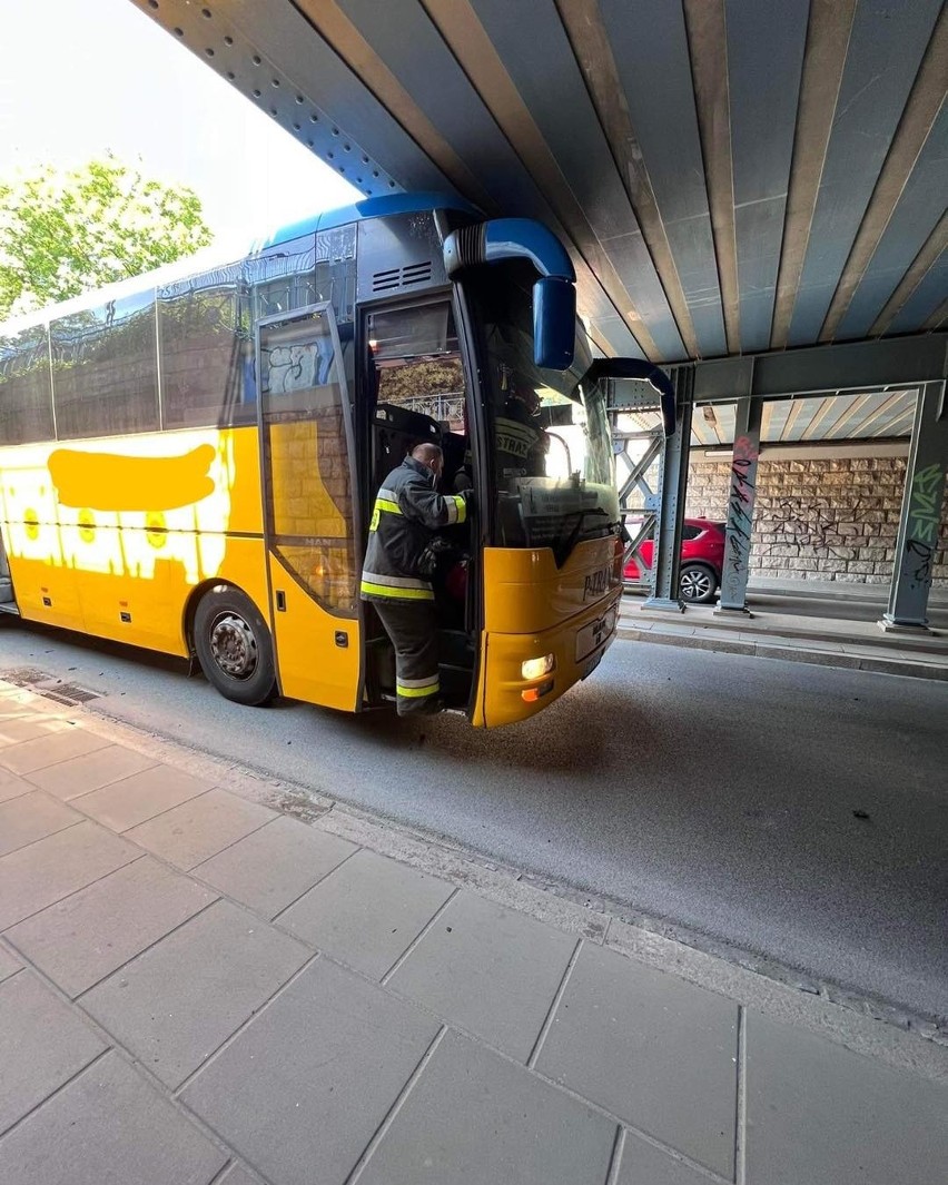 Autobus nie zmieścił się pod wiaduktem.