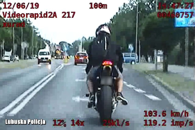 Nowosolska drogówka zatrzymała po pościgu 27-letniego motocyklistę, który nie zatrzymał się do kontroli. Po ulicach miasta pędził ponad 110 km/h, łamiąc przepisy. W środę, 12 czerwca, policjanci na ulicy Zielonogórskiej w Nowe Soli zauważyli motocyklistę, który jechał bardzo szybko i wyprzedzał inne pojazdy mimo zakazu. W rejonie skrzyżowania przy ulicy Ekonomicznej, kierujący hondą najpierw wyprzedził radiowóz policyjny, a następnie przyspieszając zaczął wykonywać niebezpieczne manewry, w tym wyprzedzanie w rejonie przejścia dla pieszych. Policjanci próbowali zatrzymać kierowcę motocykla do kontroli drogowej, jednak ten nie reagował na sygnały radiowozu, przyspieszył i zaczął uciekać. Został jednak zatrzymany po skutecznym pościgu. 27-latek musi teraz liczyć się z poważnymi konsekwencjami. Policjanci zatrzymali mu prawo jazdy, a za popełnione przestępstwo odpowie przed sądem. 