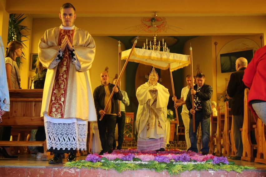 Kwiatowe dywany zdobią kościół i ołtarze w polskokatolickiej...