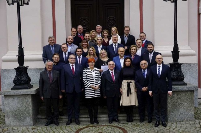 We wtorek w trakcie ostatniej sesji w tej kadencji część radnych ustawiła się do wspólnego, pamiątkowego zdjęcia razem prezydentem Jackiem Jaśkowiakiem