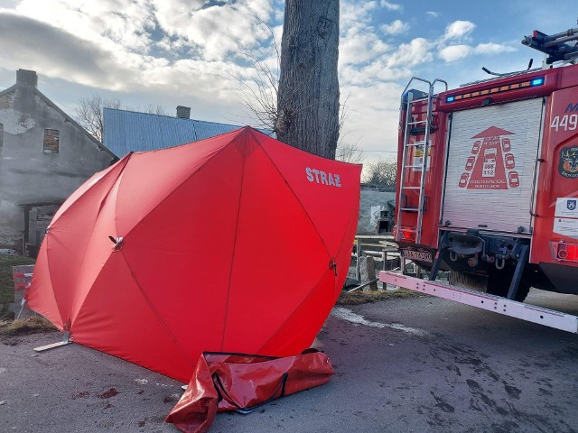 Tragiczny wypadek w Sadach Dolnych. Kierowca samochodu nie żyje, pasażer został przetransportowany do szpitala