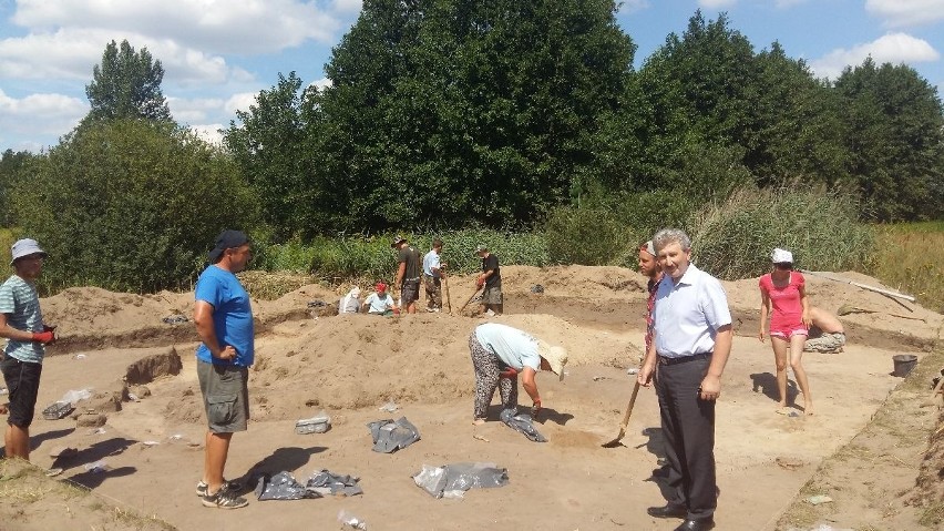 W Podlesiu, w gminie Oleśnica, archeolodzy odkryli groby z 1100 roku przed naszą erą