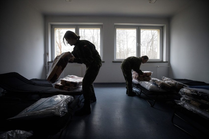 Żołnierze Wojsk Obrony Terytorialnej z Grójca pomagają w tworzeniu noclegów dla uchodźców