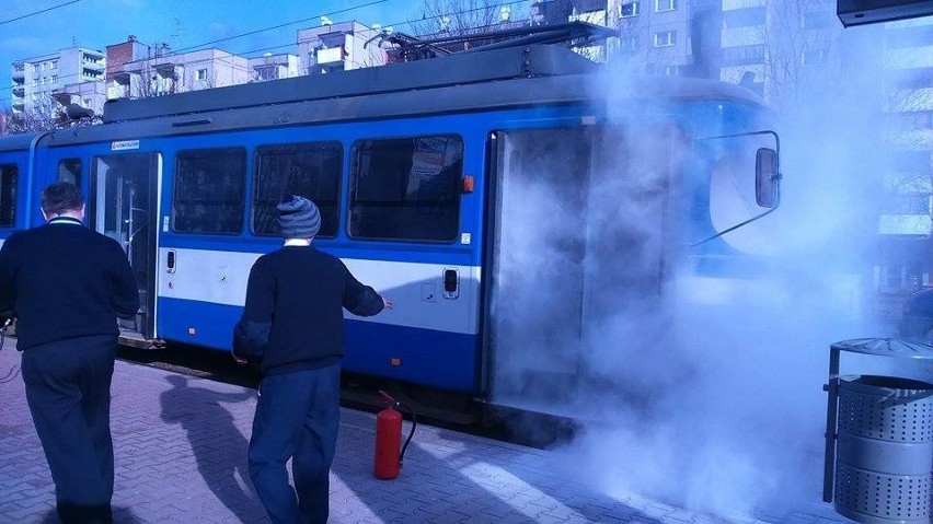 Dym wydobywa się z tramwaju linii 52.