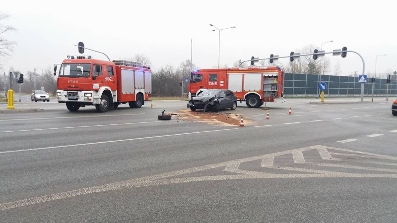 Kraksa na Trasie Górna. Kobieta i mężczyzna poważnie ranni [zdjęcia]