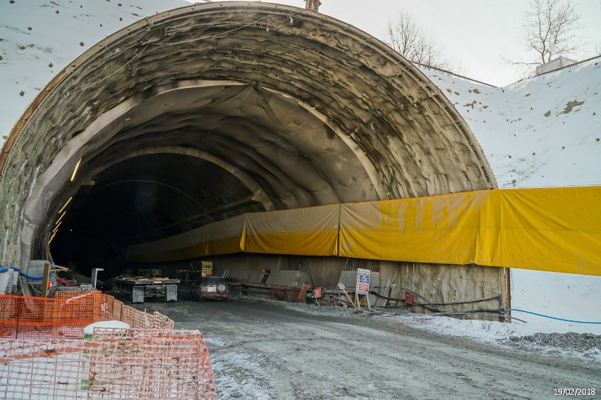 Tunel na Zakopiance nawet w zimie prezentuje się imponująco....