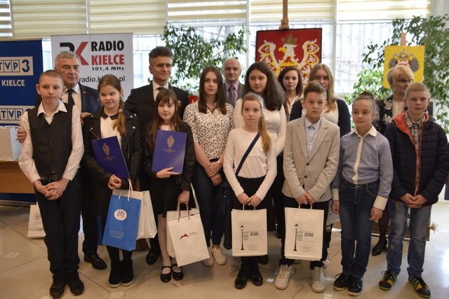 Laureaci konkursu podczas wręczenia nagród w Urzędzie Wojewódzkim