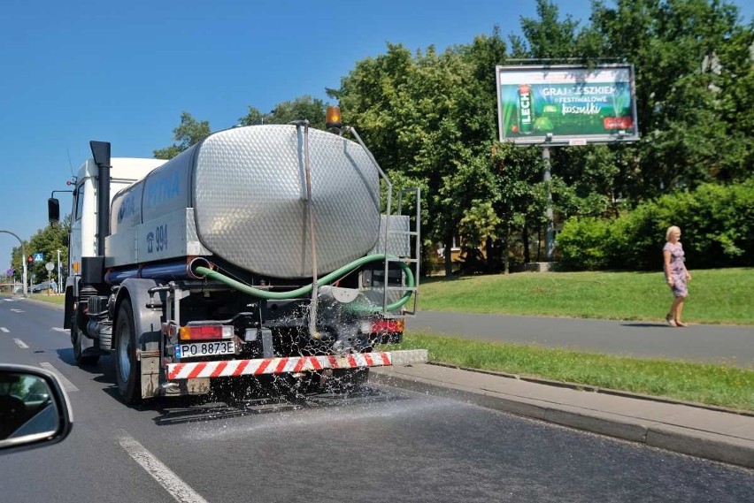 Aquanet Poznań zaczął polewać ulice wodą. Nietypowa akcja...