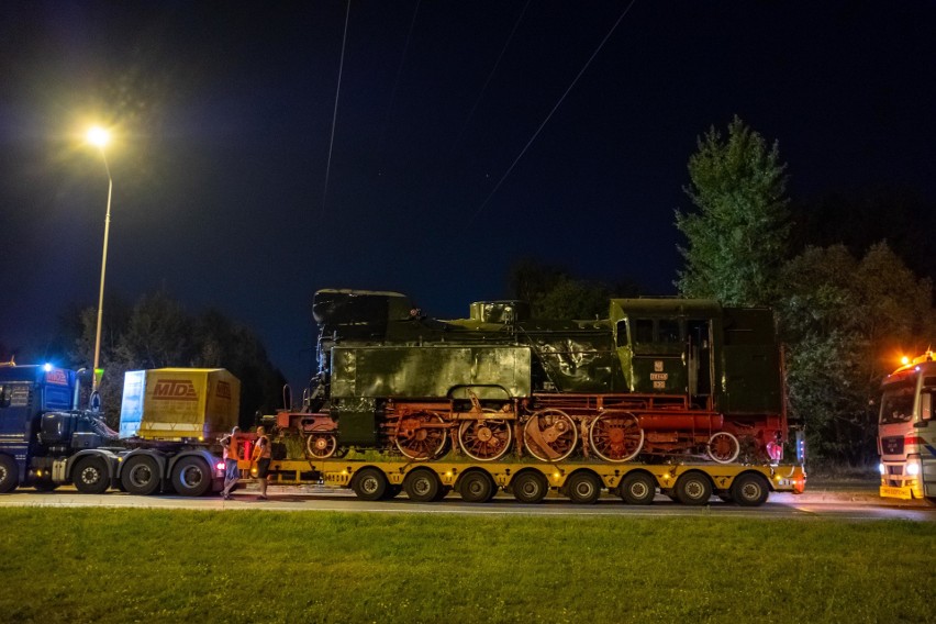 Zabytkowa lokomotywa i wagon dotarły w nocy z czwartku na...