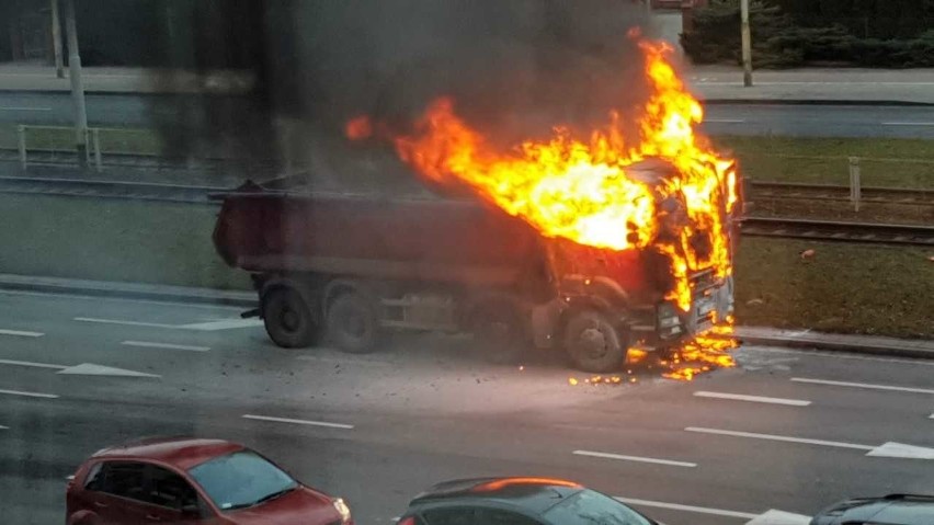 Pożar ciężarówki na skrzyżowaniu Legnickiej i Lotniczej we Wrocławiu