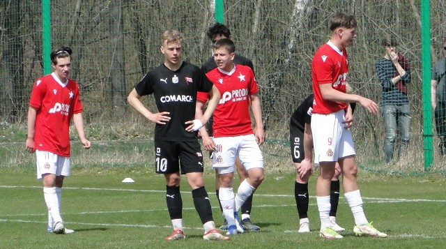 Wiślacy Piotr Starzyński (w środku z nr 10), Adam Pieniądz (z lewej, nr 11) i Mateusz Stanek (nr 9) podczas meczu Wisła Kraków - Cracovia (3:0) 14 kwietnia 2022 roku
