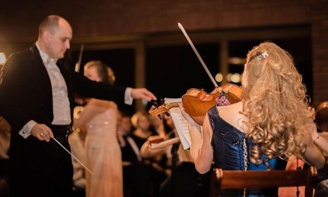 „Cztery Pory Roku - Vivaldi i Piazzolla” wykonała  Wirtuozowska Orkiestra Kameralna Filharmonii Obwodu Chmielnickiego z Ukrainy.