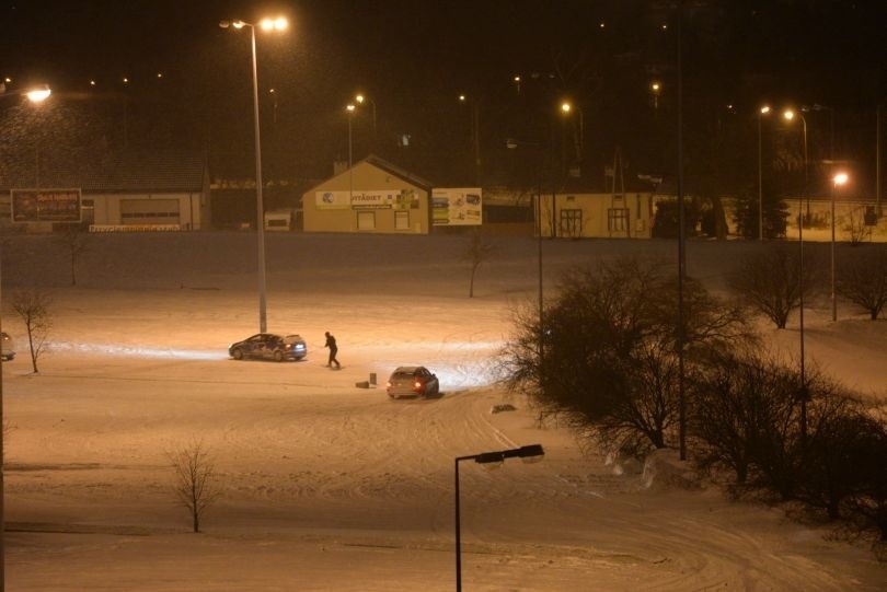 Śnieżyca w Łodzi. Samochodem na lince ciągnął snowboardzistę...! Nocne zabawy na parkingu Tesco na Widzewie [zdjęcia, FILM]