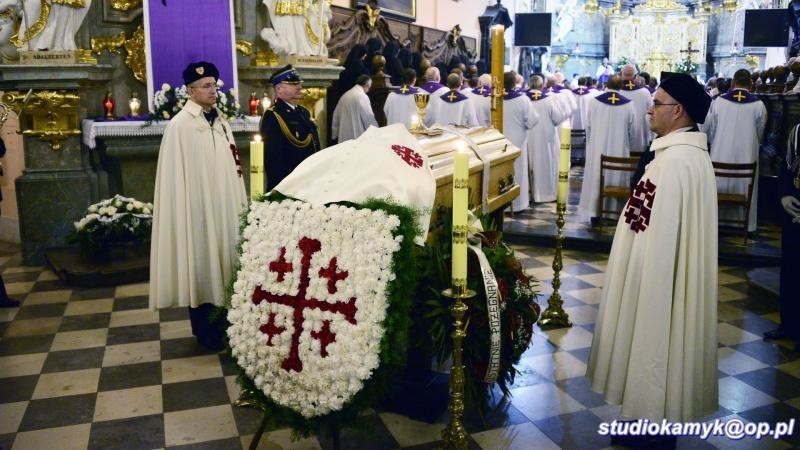 Pogrzeb znanego i cenionego proboszcza Mirosława Kaczmarczyka. Uczestniczyło w nim wiele osób [ZDJĘCIA]