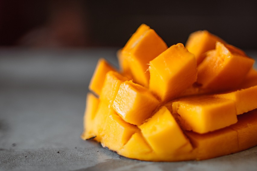 Mango to bardzo odżywczy owoc, zawierać może nawet 69 kcal...