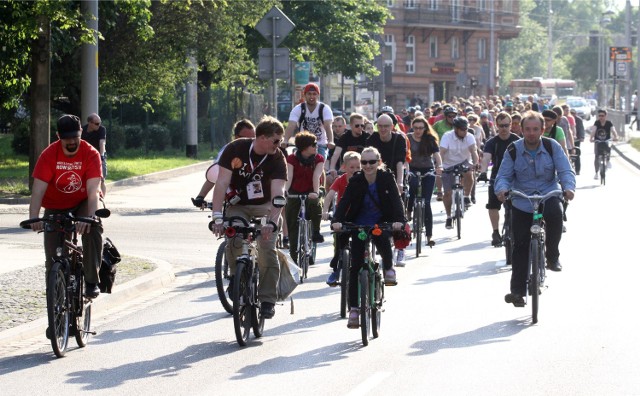 W ostatni piątek miesiąca wrocławscy rowerzyści ruszają w tzw. Masie Krytycznej. To przejazd ulicami miasta, który ma zwrócić uwagę mieszkańców na ten środek transportu. Rowerzyści w ten sposób walczą także o nowe trasy dla siebie. Jak widać - skutecznie