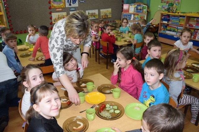 Dyrekcja i opiekunowie  przedszkola samorządowego w Piotrkowie Kuj. już nie mogą się doczekać nowej siedziby. Tymczasem maluchy w tej starej bawią się dobrze i z zapałem walczą w bitwie na poduszki. Odwiedziły też radziejowską bibliotekę.INFO Z POLSKI - przegląd najciekawszych informacji ostatnich dni w kraju