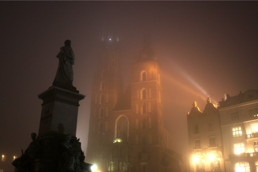 Kraków. Doświetlanie pomnika Adama Mickiewicza może trochę potrwać